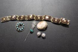 A QUANTITY OF VINTAGE SILVER JEWELLERY