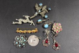 A HALLMARKED SILVER CIGAR CUTTER PENDANT TOGETHER WITH A SELECTION OF BROOCHES ETC