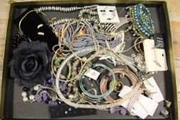 A TRAY OF ASSORTED MODERN COSTUME JEWELLERY