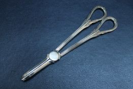 A PAIR OF CHESTER HALLMARKED SILVER GRAPE SCISSORS - BY BARKER BROTHERS 1908, approx weight 105g,