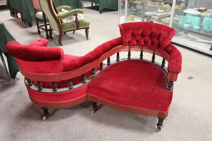 AN EDWARDIAN EBONISED AND UPHOLSTERED LOVE / CONVERSATION SEAT, W 142 cm - Image 2 of 2