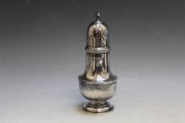 A HALLMARKED SILVER SUGAR CASTOR - BIRMINGHAM 1958, approx weight 140g, H 16 cm
