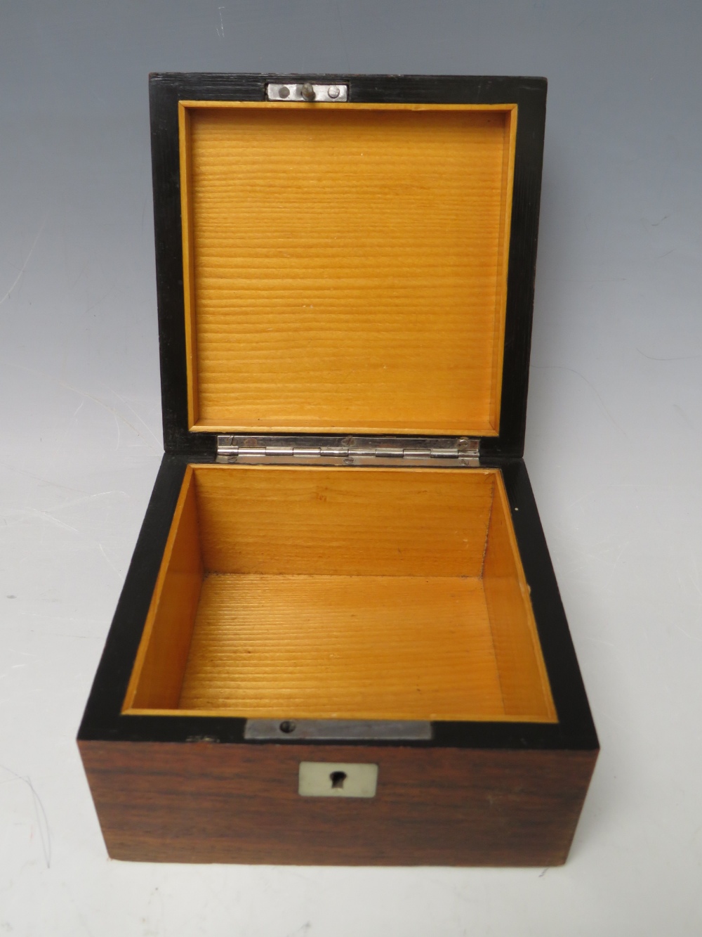 A VINTAGE PIETRA DURA AND ROSEWOOD BOX, H 6 cm, W 11 cm, D 10 cm - Image 3 of 3
