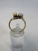 A LADIES CROSSOVER DIAMOND AND PEARL SET RING
