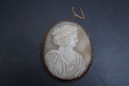 A 9CT GOLD CAMEO BROOCH, with greco Roman profile, H 5 cm