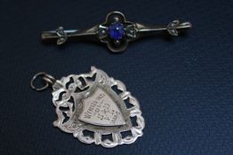 A HALLMARKED 9 CARAT GOLD WATCH FOB, approx weight 4.7g, together with a 9ct brooch, approx weight