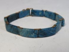 A VICTORIAN BOXED ROSE GOLD MOUNTED LAPIS LAZULI LADIES BRACELET, L 17 cm