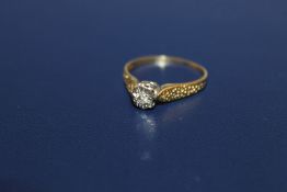 A HALLMARKED 18 CARAT GOLD DIAMOND RING, in an illusion setting, approx weight 2.5g, ring size P