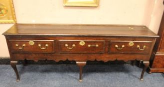 A GEORGIAN OAK THREE DRAWER DRESSER WITH CROSSBANDED DETAIL, raised on cabriole supports, H 82 cm, W