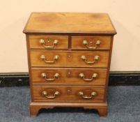 A SMALL GEORGIAN MAHOGANY CHEST OF FIVE DRAWERS, raised on bracket feet, H 77 cm, W 64 cm, D 42 cm