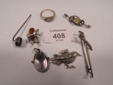 A QUANTITY OF VINTAGE AND ANTIQUE SILVER JEWELLERY TO INCLUDE A CLADDAGH RING