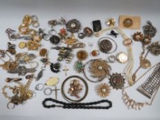 A QUANTITY OF VINTAGE SILVER COSTUME JEWELLERY