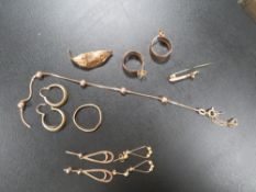 A SMALL QUANTITY OF SCRAP GOLD AND YELLOW METAL TO INCLUDE A HALLMARKED 22 CARAT GOLD WEDDING BAND