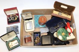 A BOX OF ASSORTED COLLECTABLE ITEMS TO INCLUDE CIGAR LIGHTER, CUFFLINKS, COMPACTS ETC