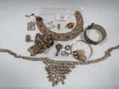 A QUANTITY OF ANTIQUE AND VINTAGE JEWELLERY