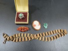 A QUANTITY OF ANTIQUE AND VINTAGE JEWELLERY TO INCLUDE AN AMBER BROOCH