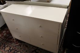 A MODERN WHITE / CREAM FOUR DRAWER CHEST