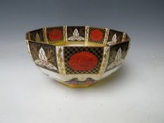 AN ABBEYDALE BONE CHINA CHRYSANTHEMUM IMARI PATTERN BOWL, Dia. 26 cm