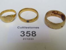 A PLAIN 22 CT GOLD WEDDING BAND & A 22 CT GOLD SIGNET RING - APPROX COMBINED WEIGHT 8.6 G PLUS A