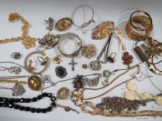 A QUANTITY OF VINTAGE SILVER COSTUME JEWELLERY