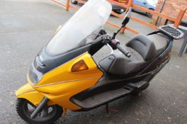 A YAMAHA MAJESTY MOPED - X551 HCT