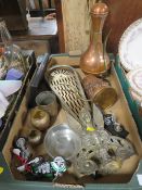 A TRAY OF ASSORTED METAL WARE TO INCLUDE A GILT METAL EXPANDABLE FAN FIREGUARD IN THE FORM OF A