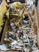 A SMALL TRAY OF METAL WARE TO INCLUDE A QUANTITY OF SILVER PLATED EFFECT FIGURES