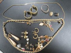 A BAG OF GOLD AND YELLOW METAL JEWELLERY TO INCLUDE A 9CT DIAMOND SET RING A/F approx weight 1.3g,