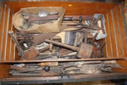 A CARPENTERS TOOL / STORAGE / TRAVEL BOX TO INCLUDE CONTENTS