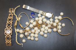 A BAG OF ASSORTED COSTUME JEWELLERY TO INCLUDE WATCHES