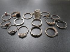 FIFTEEN ASSORTED SILVER RINGS A/F