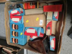 A TRAY OF ASSORTED MAZDA, EDISON RADIO VALUES ETC