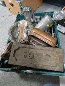 A TRAY OF ASSORTED METAL WARE TO INCLUDE PEWTER TANKERS (TRAY NOT INCLUDED)
