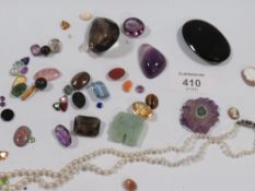 A CULTURED PEARL NECKLACE AND QUANTITY OF SEMI PRECIOUS STONES