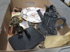 A SMALL TRAY OF COLLECTABLES TO INCLUDE A CASED SET OF KNIVES