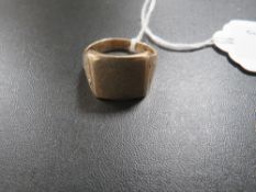 A LARGE HALLMARKED 9CT GOLD GENTS RING approx weight 12.7g