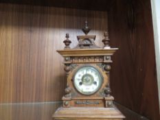 A VINTAGE OAK CASED MANTLE CLOCK