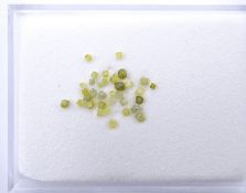 Gelbgrüne Rohdiamanten zus. 1,0ct., kubische Formen