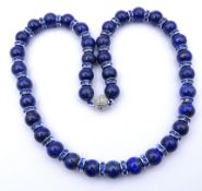 Lapislazuli Halskette mit Glas Zwischenelementen, Magnetverschluss, L. 48,5cm, 82,5g.