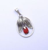 835er Silber Anhänger mit Koralle, L. 3,4cm, 2,0g.