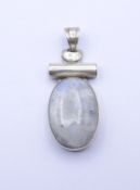 Silber Anhänger mit einem Mondstein Cabochon, Sterlingsilber 925/000, L. 5,1cm, 13,7g.