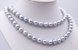schöne graue Perlenkette, L. 88cm, 90,5g., D. 8,3 - 9,0mm