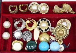 Modeschmuckkasten mit Ohrringen, 4 Paare , rest einzelne