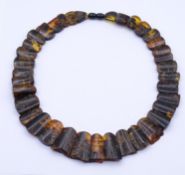 dunkles Bernstein Collier mit Drehverschluss, ca. L. 34cm, 59g.