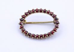 Ovale Granat Brosche, Silber 900 - vergoldet, 28x22mm,  3,5g.