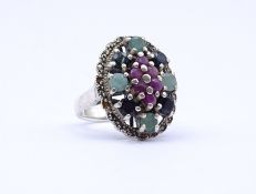 Silberring mit Rubine, Saphire und Smaragde, umringt von Markasiten (einige Steine fehlen), Silber 