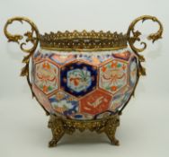 Imari-Porzellan-Jardinière mit Bronzemontur