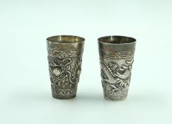 2 Schnapsbecher Drachen 19.Jh.