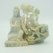 Mönch mit kleinem Buddha