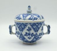 Doppelhenkelschale mit Kirschblüten in Rautenmuster - Kangxi 18.Jh.